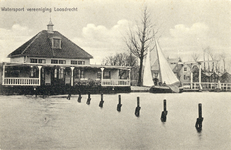 13416 Gezicht over het water op de voorgevel van het clubgebouw van de Watersport Vereniging Loosdrecht te ...